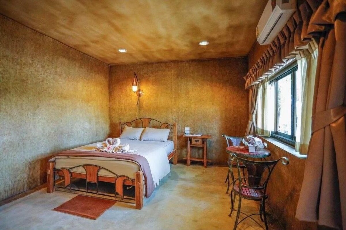 Basic Room | Blackout curtains, free WiFi, bed sheets