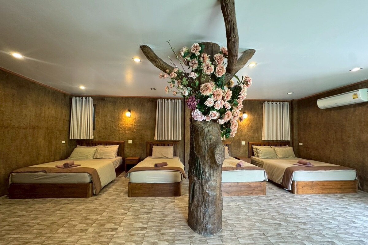 Family Room | Blackout curtains, free WiFi, bed sheets