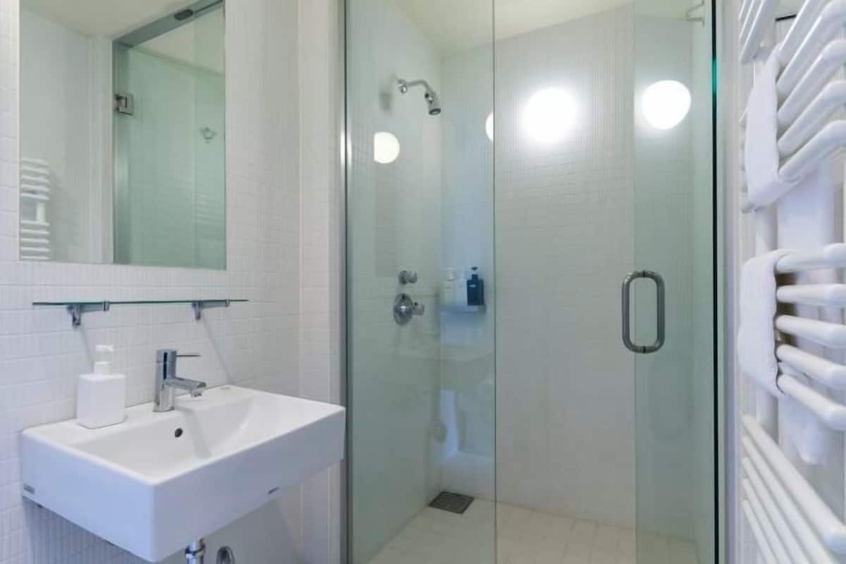 Duschwanne, kostenlose Toilettenartikel, Haartrockner, Hausschuhe