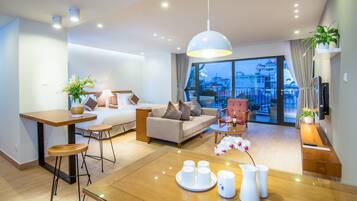 Executive Studio, Balcony, City View | Living area
