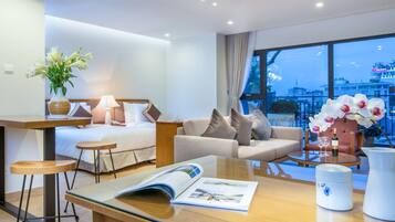 Executive Studio, Balcony, City View | Minibar, in-room safe, desk, soundproofing