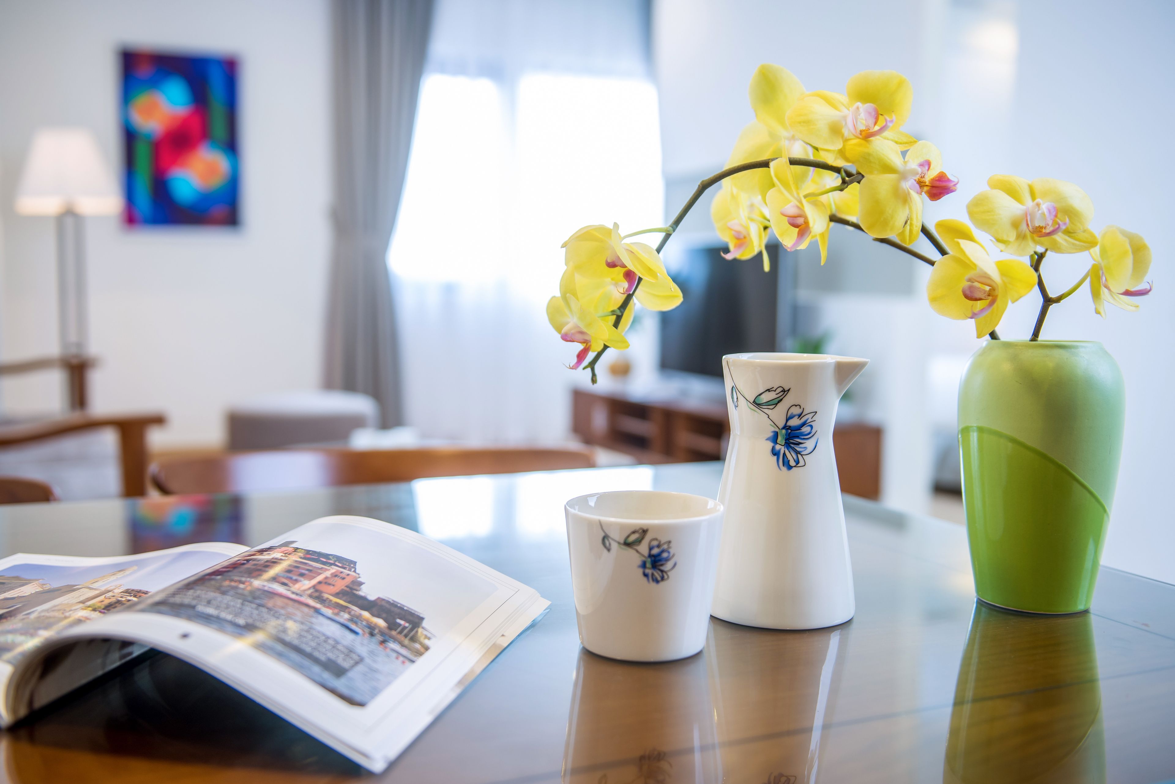 deluxe studio, 1 bedroom | living area | flat-screen tv