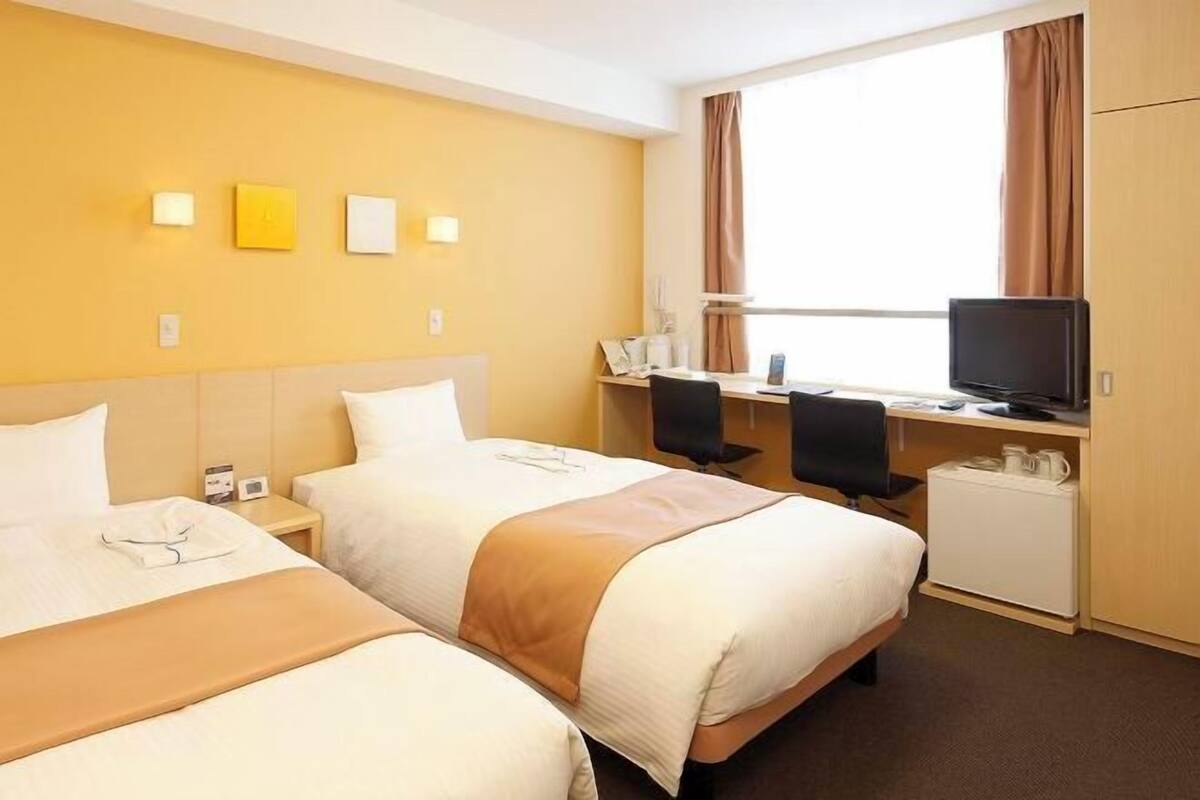 Escriptori, espai de treball apte per a portàtils i cortines opaques