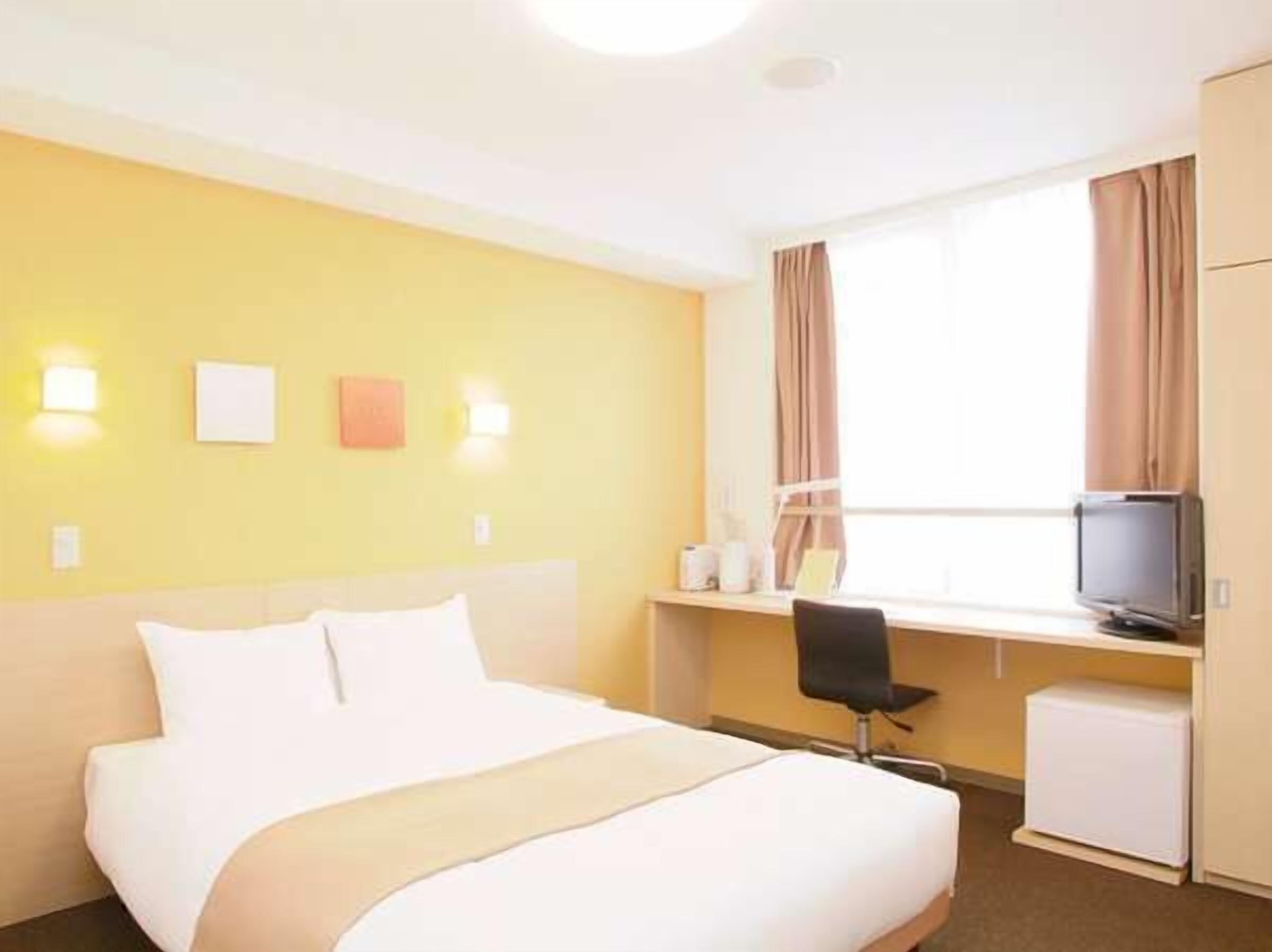 Escrivaninha, espaço de trabalho para notebook, cortinas blackout