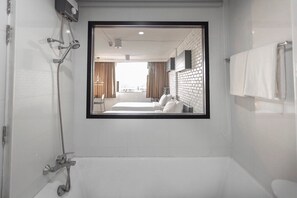 Shower, free toiletries, hair dryer, towels - R1 Nimman Hotel Chiangmai (Chiang Mai)