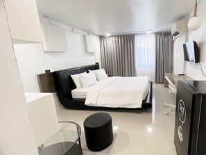 Standard Double Room | Escritorio, cortinas blackout y tabla de planchar con plancha 