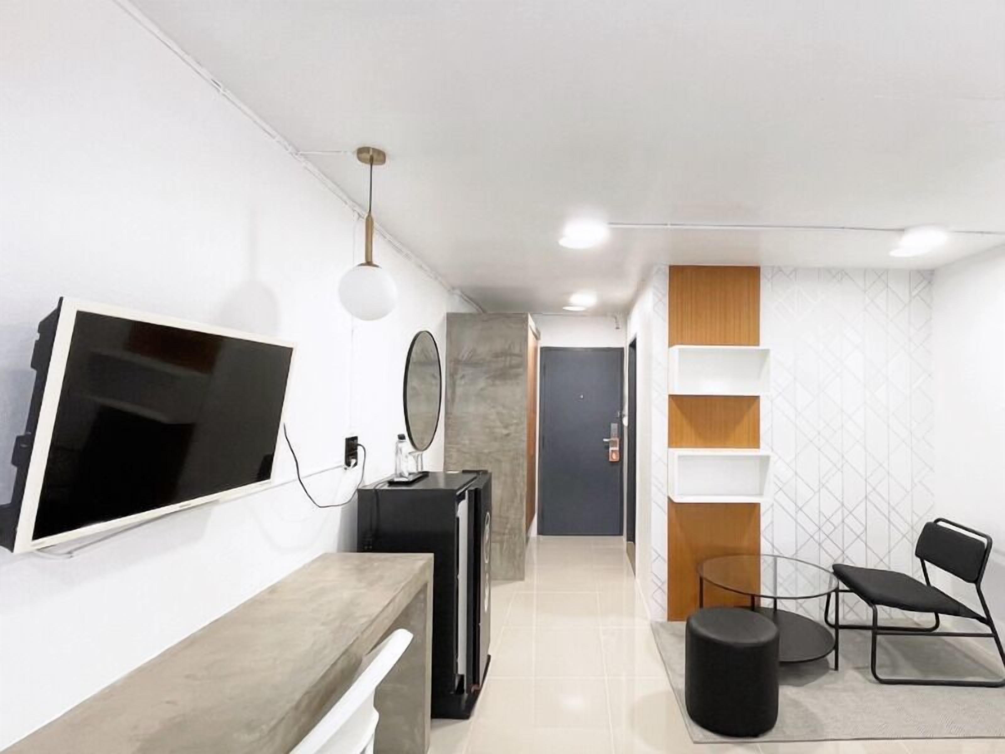 Escritorio, cortinas blackout y tabla de planchar con plancha 