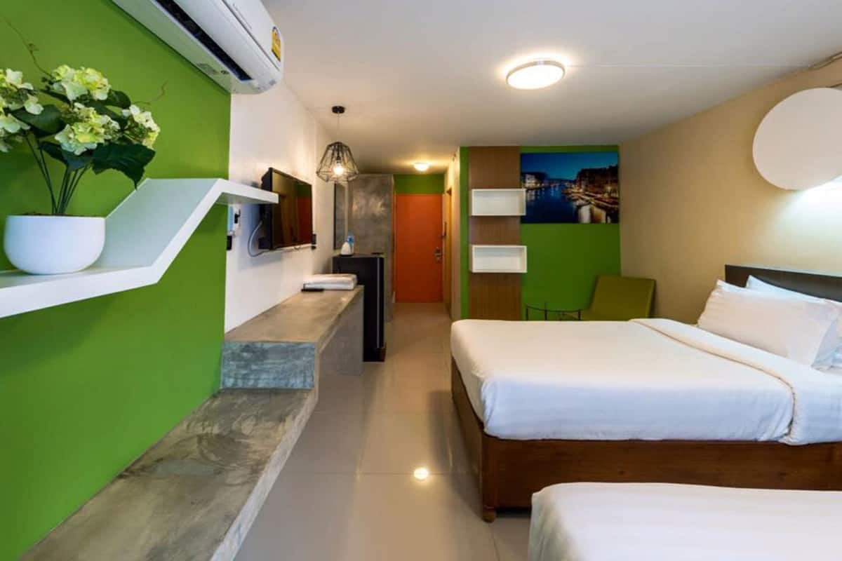 Bureau, rideaux d’obscurcissement, fer et planche à repasser