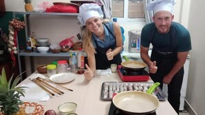 Una cocina con estufa, ollas y utensilios de cocina.