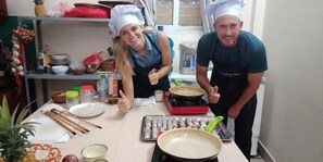 Phục vụ bữa sáng, bữa trưa và bữa tối