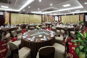 Breakfast, lunch and dinner served - Center Hotel Bac Ninh (Bac Ninh)