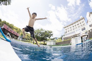 สระว่ายน้ำกลางแจ้งเปิดตามฤดูกาล