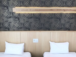Kamar Superior | Selimut bulu angsa, meja kerja, setrika/meja setrika, dan seprai linen