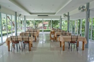 Desayuno continental diario (THB 200 por persona)