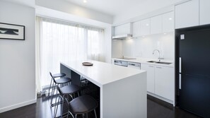 Chambre Deluxe, 2 chambres | Cuisine privée | Réfrigérateur, micro-ondes, plaque de cuisson, lave-vaisselle