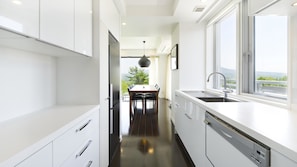 Cobertura, 3 quartos | Cozinha privada | Geladeira, micro-ondas, cooktop, lava-louças