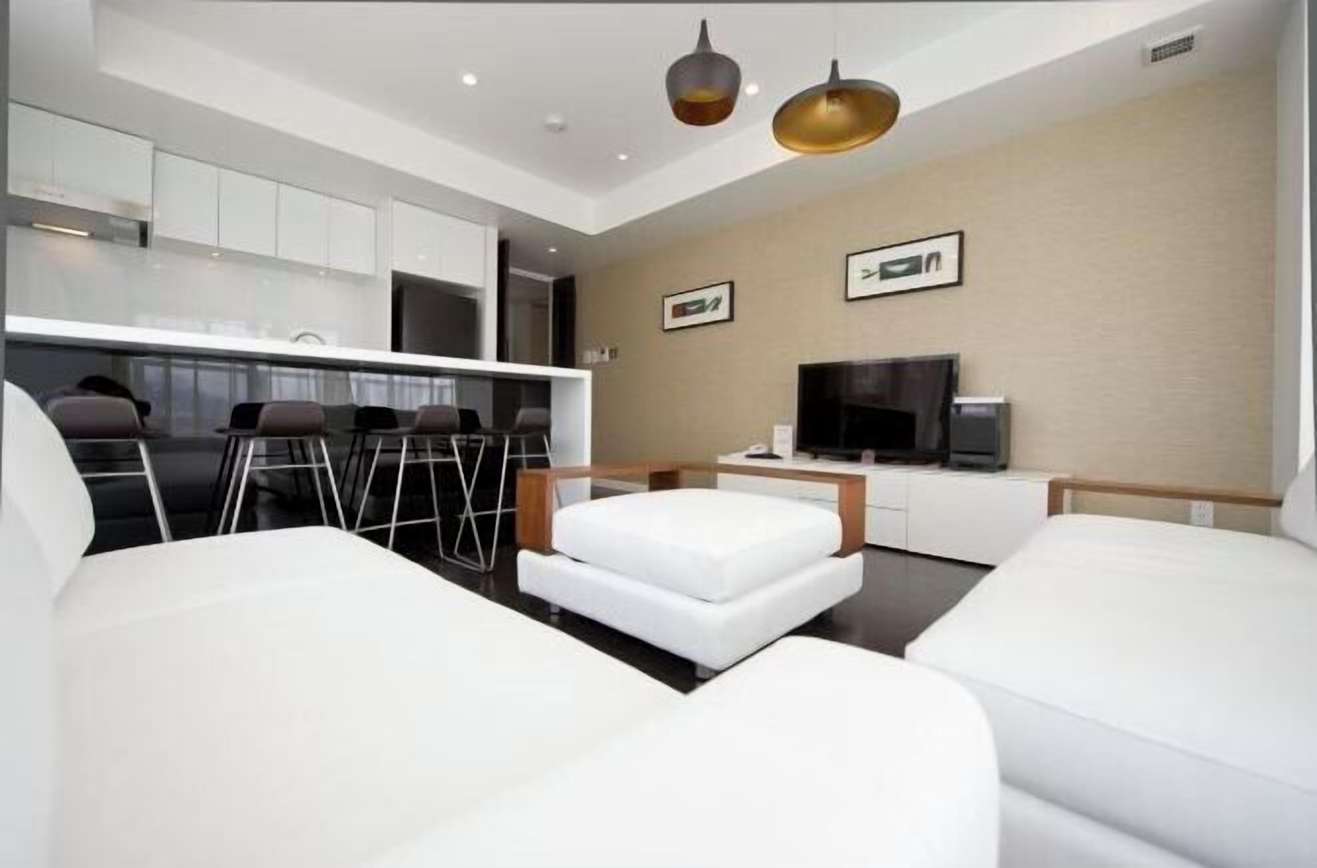 Caja fuerte, tabla de planchar con plancha, wifi gratis