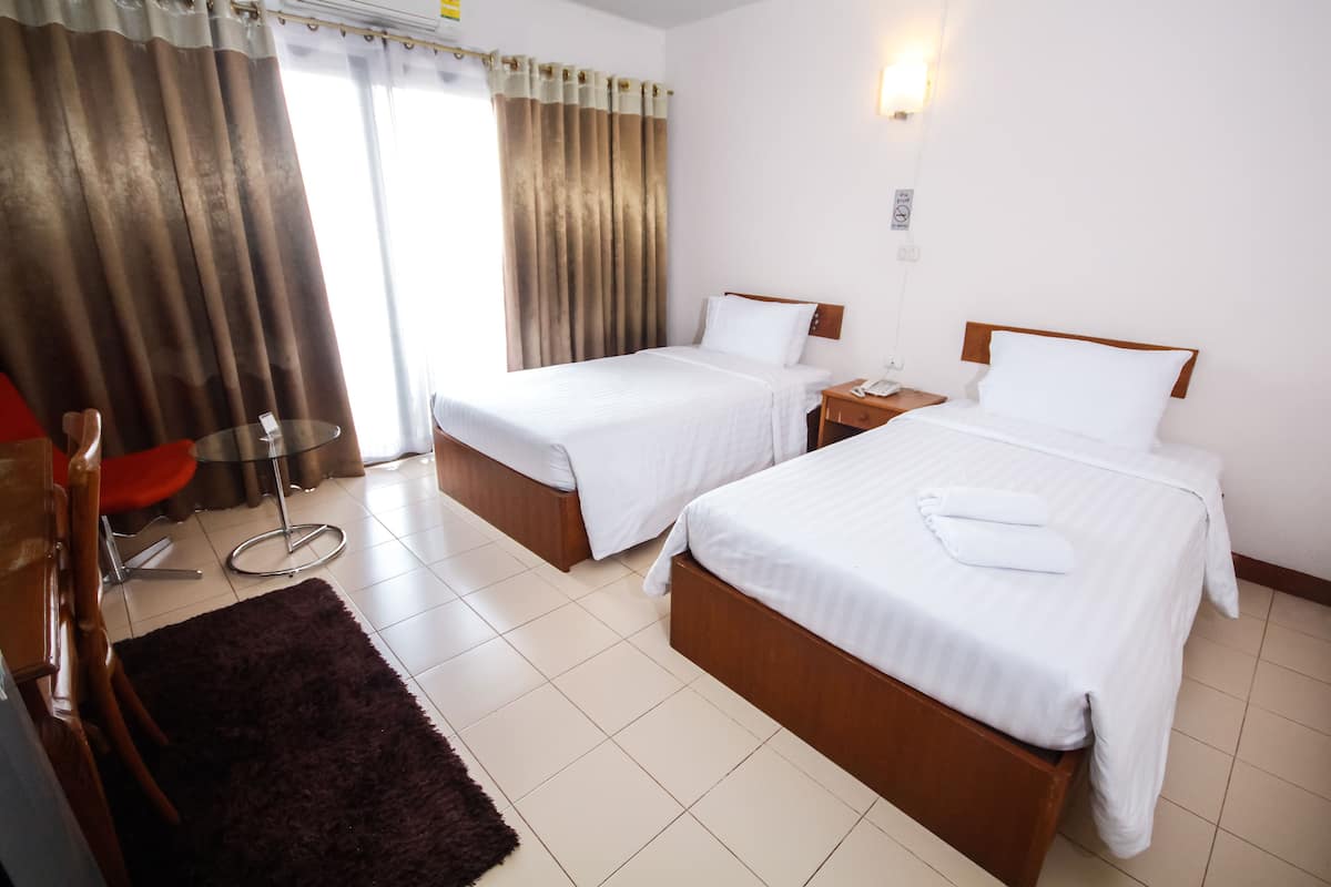 Standard Twin Room | Escrivaninha, cortinas blackout, Wi-Fi de cortesia