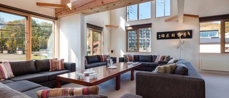 シャレー 5 ベッドルーム | リビング エリア | 薄型テレビ、DVD プレーヤー