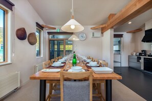 Chalet, 5 Bedrooms | Dining room