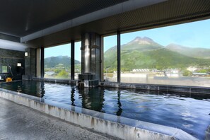 A modern indoor pool with large windows offering a view of mountains. - Yufuin Hotel Shuhokan (Yufu)
