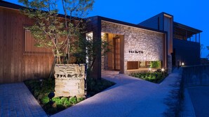 Bagian depan properti - sore/malam