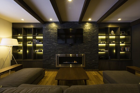 Talo, useita makuuhuoneita (3 Double, 6 Single, 6 bunk beds) | Oleskelualue | Taulutelevisio, takka