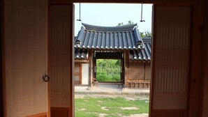 Un edificio japonés tradicional con tejado de tejas y estructura de madera.