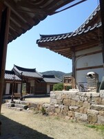 Un edificio tradicional coreano con estructuras de madera y tejados de tejas.