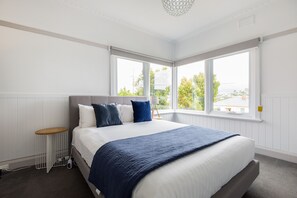 Kangaroo Bay Cottage | Premium bedding, laptop workspace, iron/ironing board