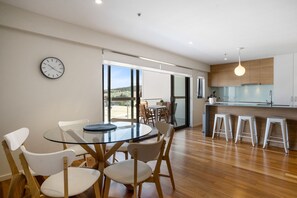 Dining room - Kangaroo Bay Apartments (Bellerive)