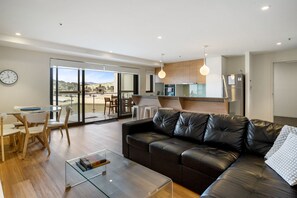 Apartment, 2 Schlafzimmer (5) | Wohnbereich | Flachbildfernseher