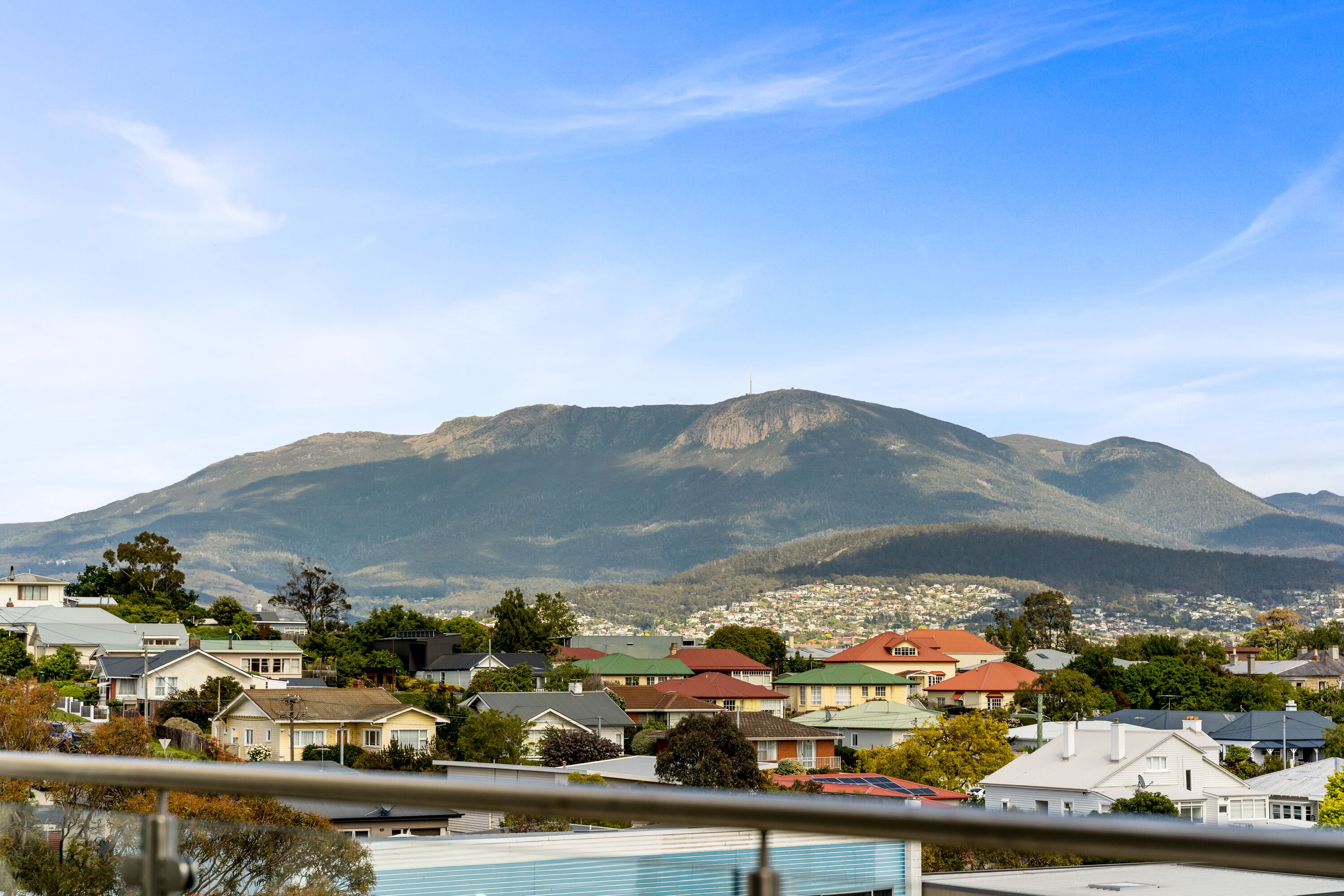 Un quartier résidentiel avec des maisons et une montagne en arrière-plan.
