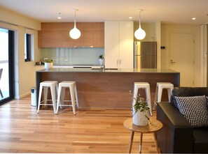 Familie appartement, 2 slaapkamers, uitzicht op bergen | Woonruimte | Flatscreentelevisie