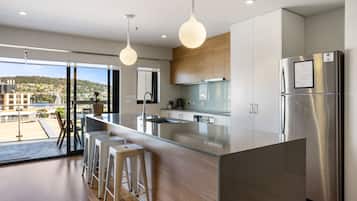 Refrigerador con freezer, microondas, horno, placa de cocina