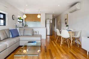 Elite-Apartment, 2 Schlafzimmer, Bergblick (8) | Wohnbereich | Flachbildfernseher