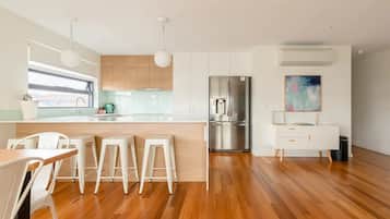 Apartment 4 | Private kitchen | Full-sized fridge, microwave, oven, stovetop