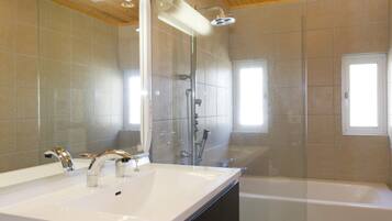House, 5 Bedrooms (2 double, 4 single, 4 bunk Beds) | Bathroom | Combined shower/bathtub, free toiletries, hair dryer, slippers