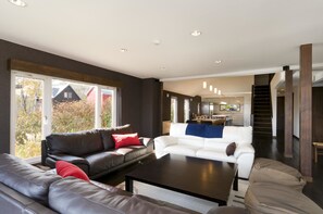 House, 5 Bedrooms (2 double, 4 single, 4 bunk Beds) | 5 bedrooms, desk, iron/ironing board, rollaway beds - Sugarpot (Kutchan)