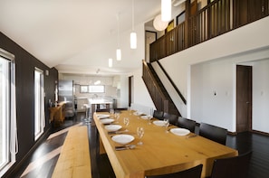 5 habitaciones, escritorio y tabla de planchar con plancha