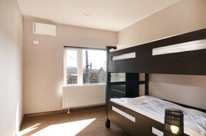 5 habitaciones, escritorio y tabla de planchar con plancha