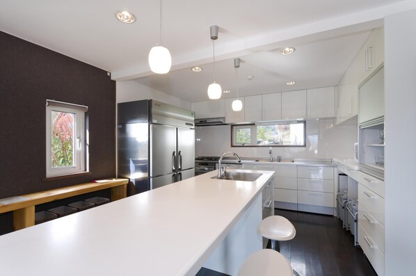 House, 5 Bedrooms (2 double, 4 single, 4 bunk Beds) | Private kitchen | Fridge, microwave, stovetop, dishwasher - Sugarpot (Kutchan)