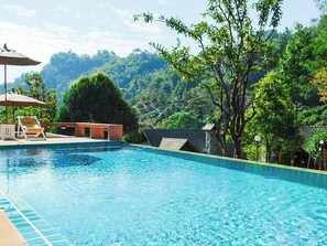 Una piscina al aire libre