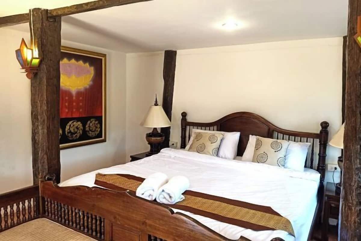 Desk, free WiFi, bed sheets