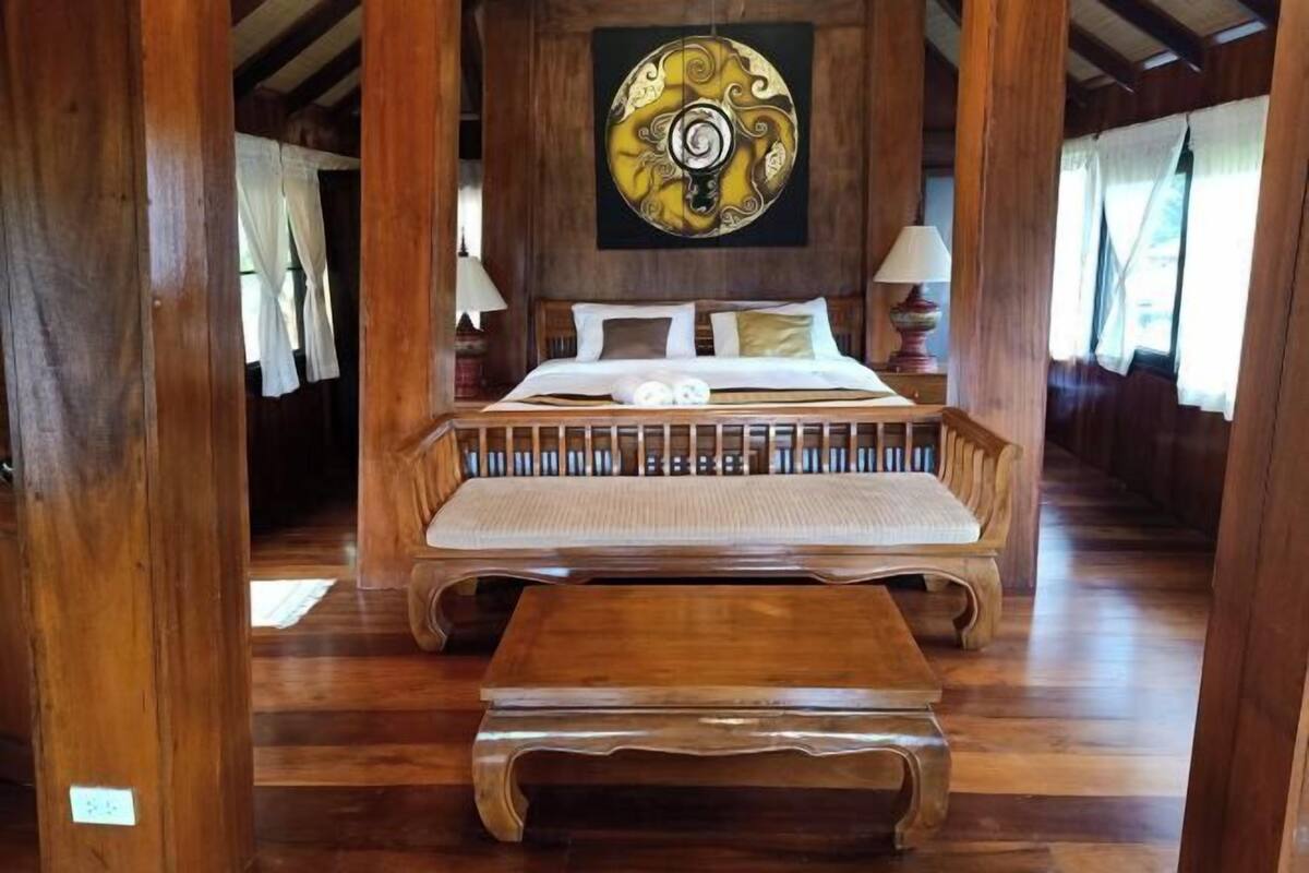 Escritorio, wifi gratis, ropa de cama