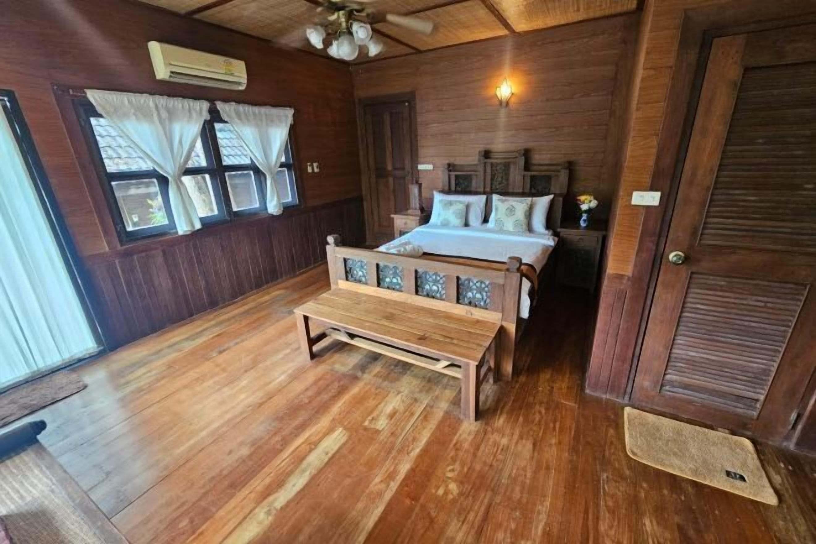 Desk, free WiFi, bed sheets