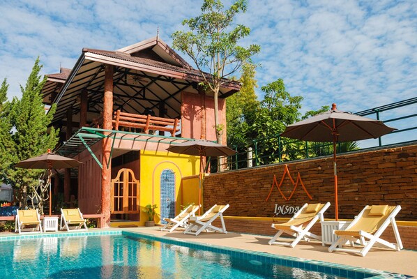 Una piscina al aire libre