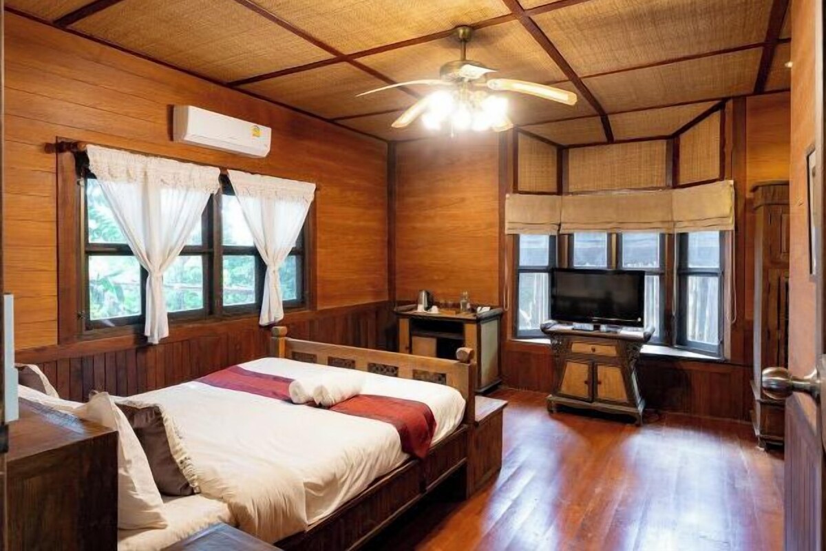 Escritorio, wifi gratis, ropa de cama