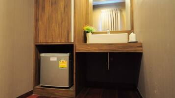 Standard Room, 1 Bedroom, Non Smoking, River View | Bathroom sink