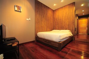 Standard-huone, 1 makuuhuone, tupakointi kielletty, jokinäköala | Ylelliset vuodevaatteet, minibaari, äänieristys, lisävuoteet